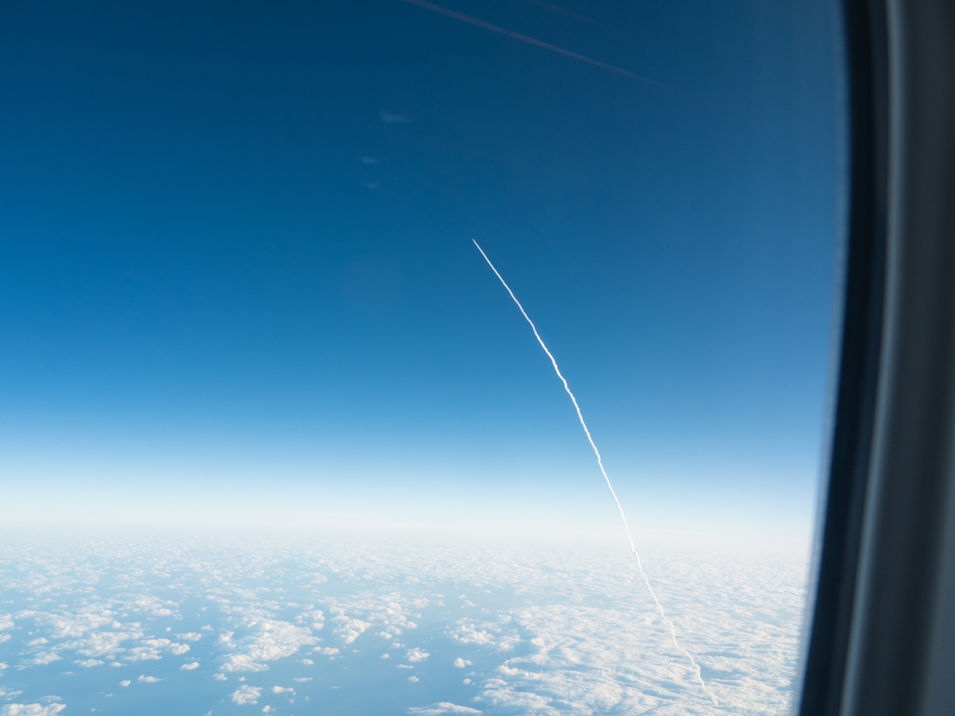 種子島上空を飛行中のJAL機内から”H2A\"ロケット発射目撃!_f0276498_00473464.jpg