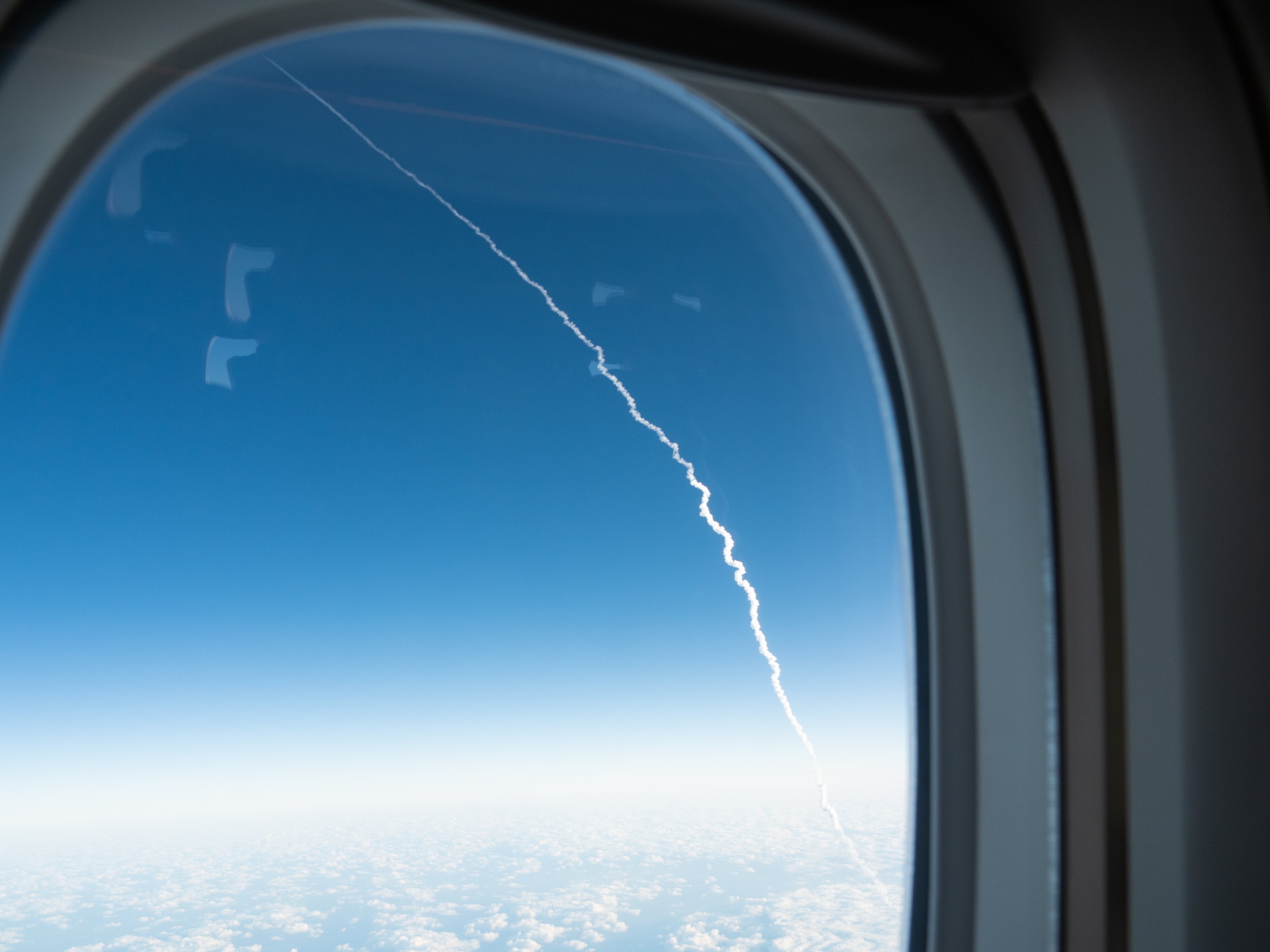 種子島上空を飛行中のJAL機内から”H2A\"ロケット発射目撃!_f0276498_00475608.jpg