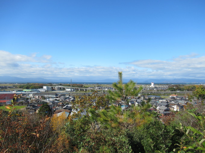 フィールドワークに行ってきた！　岩脇蒸気機関車避難壕（滋賀県米原市）_b0066960_15355444.jpg