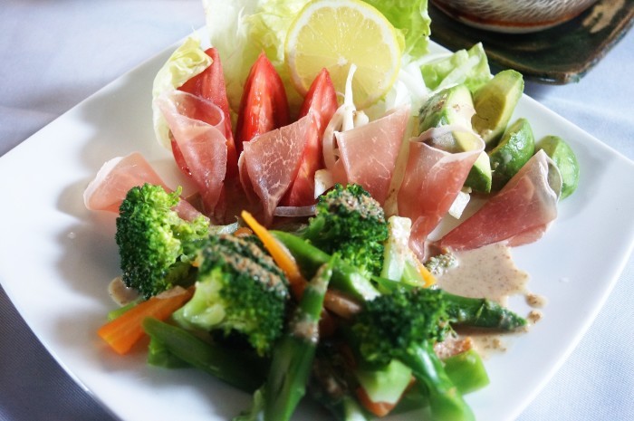 ■簡単なランチ【畑に持参のおにぎり＆なめこの味噌汁➡家に帰ってからサラダとおぼろ豆腐】_b0033423_20534878.jpg