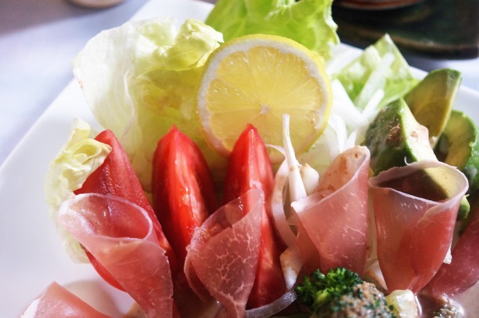 ■簡単なランチ【畑に持参のおにぎり＆なめこの味噌汁➡家に帰ってからサラダとおぼろ豆腐】_b0033423_20543058.jpg