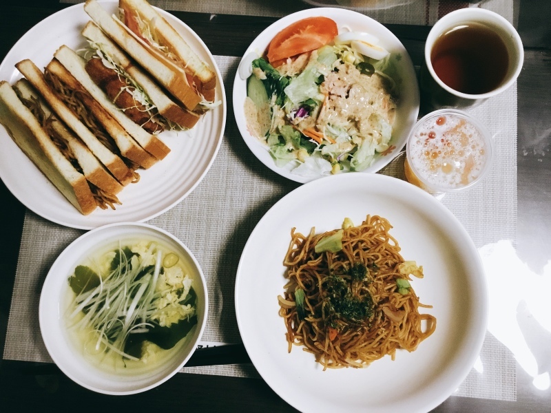 ひまわり 夕食 焼きそばトースト コロッケトマト サラダ 卵とワカメのスープ フルーツ入りサイダーゼリー 今日の献立