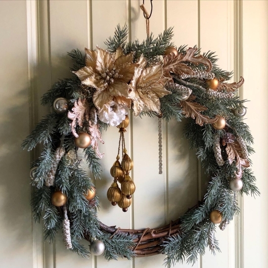 ベージュのクリスマスリース