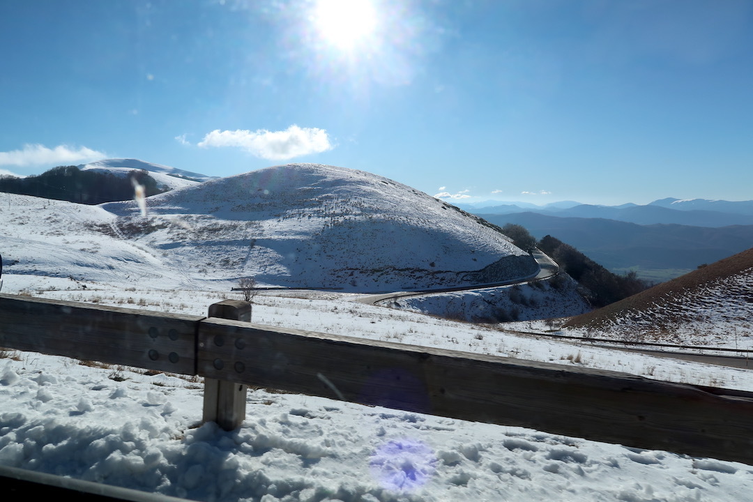 雪頂くシビッリーニ山脈のカステッルッチョへ_f0234936_05413785.jpeg