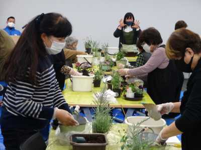 園芸講習会「クリスマスの寄せ植えづくり」開催の様子R2.12.4_d0338682_10324322.jpg