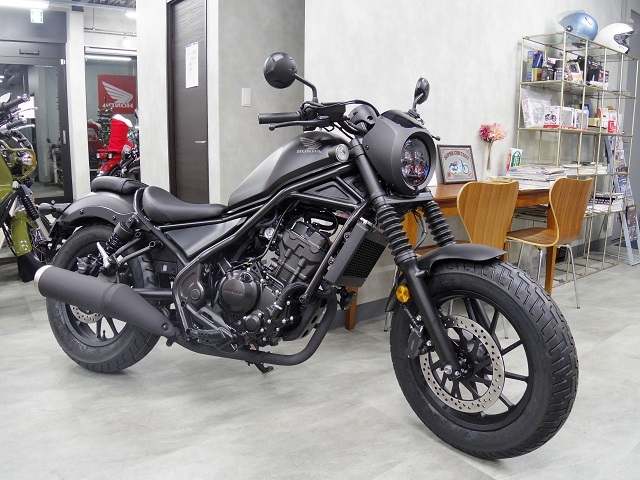 真っ黒ｒｅｂｅｌ２５０ バイクの横輪