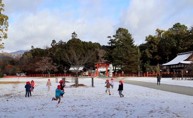 初雪が降った　上賀茂神社_e0048413_21241764.jpg