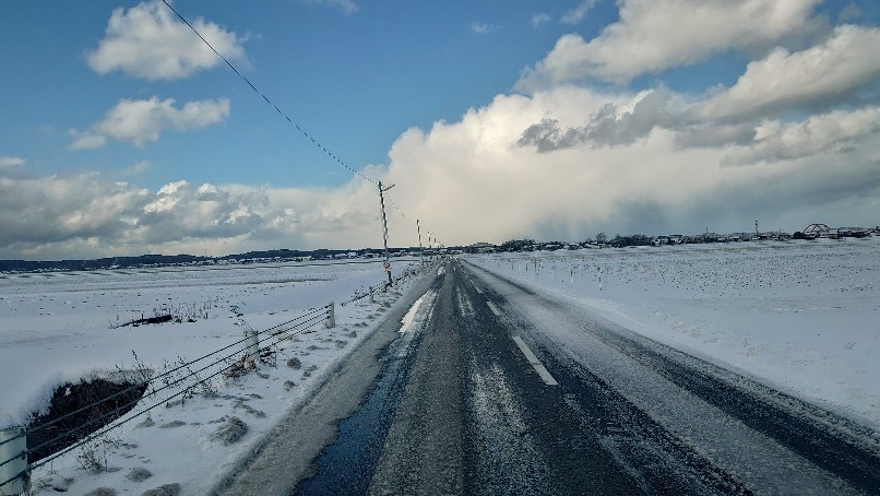 雪が降ったら、田んぼの道路は危険！_b0237229_18351345.jpg