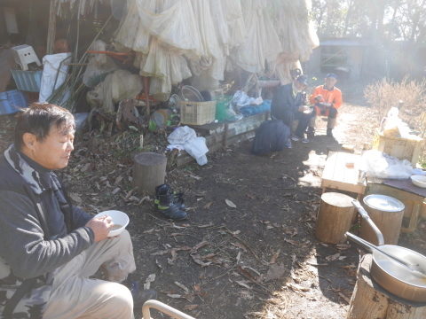 お昼はもつ煮込みと餅、それに焼き芋12・17六国見山手入れ（下）_c0014967_17512155.jpg