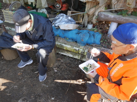 お昼はもつ煮込みと餅、それに焼き芋12・17六国見山手入れ（下）_c0014967_17513763.jpg