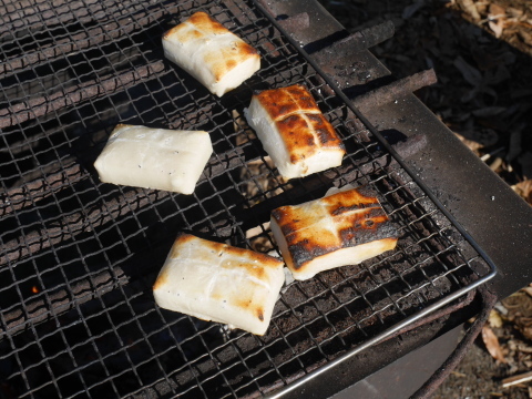 お昼はもつ煮込みと餅、それに焼き芋12・17六国見山手入れ（下）_c0014967_17533329.jpg
