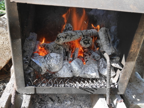 お昼はもつ煮込みと餅、それに焼き芋12・17六国見山手入れ（下）_c0014967_17540365.jpg
