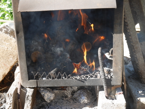 お昼はもつ煮込みと餅、それに焼き芋12・17六国見山手入れ（下）_c0014967_17544125.jpg