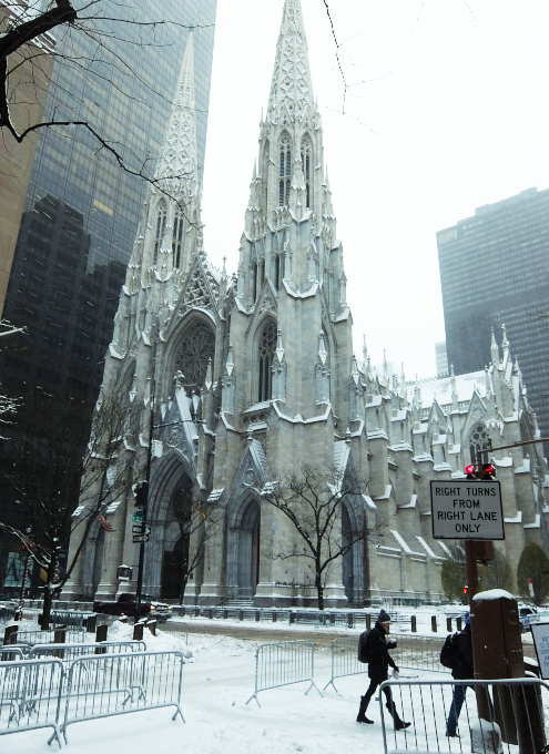 雪の積もったロッテ・ニューヨーク・パレスのクリスマス・ツリー_b0007805_21521997.jpg