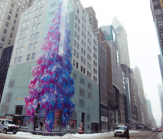 NYのルイ・ヴィトン（Louis Vuitton）旗艦店外壁に描かれた巨大クリスマス・ツリー壁画_b0007805_23092561.jpg