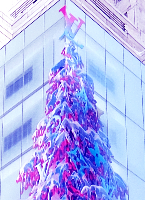 NYのルイ・ヴィトン（Louis Vuitton）旗艦店外壁に描かれた巨大クリスマス・ツリー壁画_b0007805_23100302.jpg