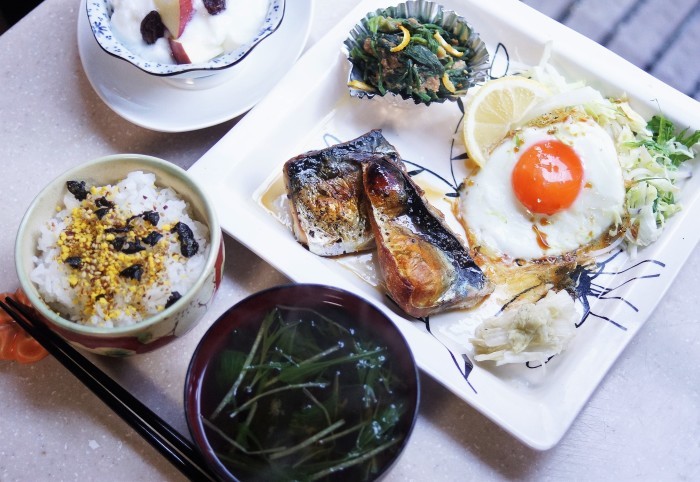 ■THE・朝ご飯【焼き鯖／目玉焼き／法蓮草と春菊の胡麻和え他】_b0033423_22563536.jpg
