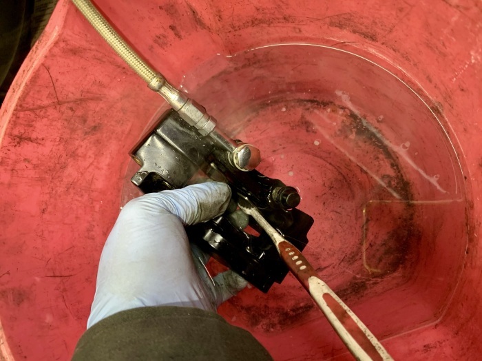 2001 FXDL ブレーキキャリパー丸洗い！_c0226202_21082965.jpeg