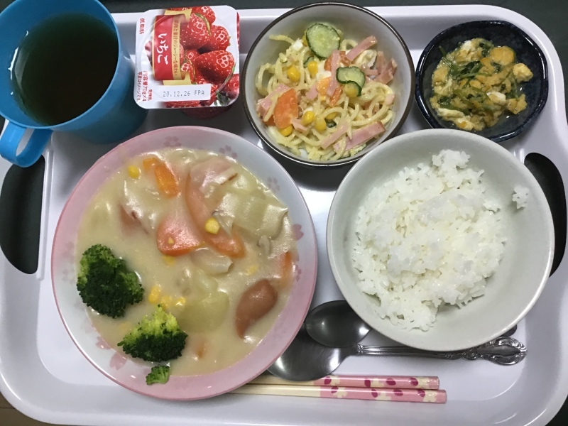 あじさい荘 クリームシチュー スパゲティサラダ 三つ葉の卵とじ ヨーグルト 今日の献立