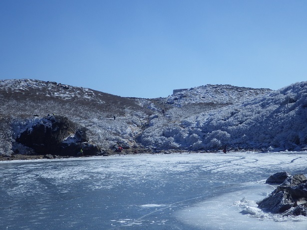 くじゅう、氷結の御池を歩く_e0164643_10572841.jpg