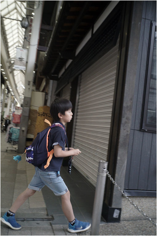 2207 穏やかな街(2020年5月22日エルマー35mmF3.5なら奈良町によく慣れていて)_b0226423_23023996.jpg