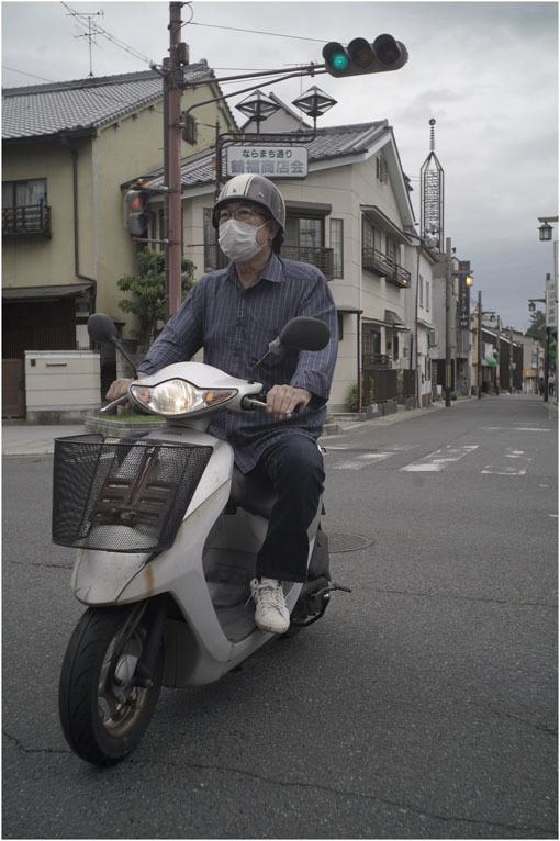 2207 穏やかな街(2020年5月22日エルマー35mmF3.5なら奈良町によく慣れていて)_b0226423_23050754.jpg