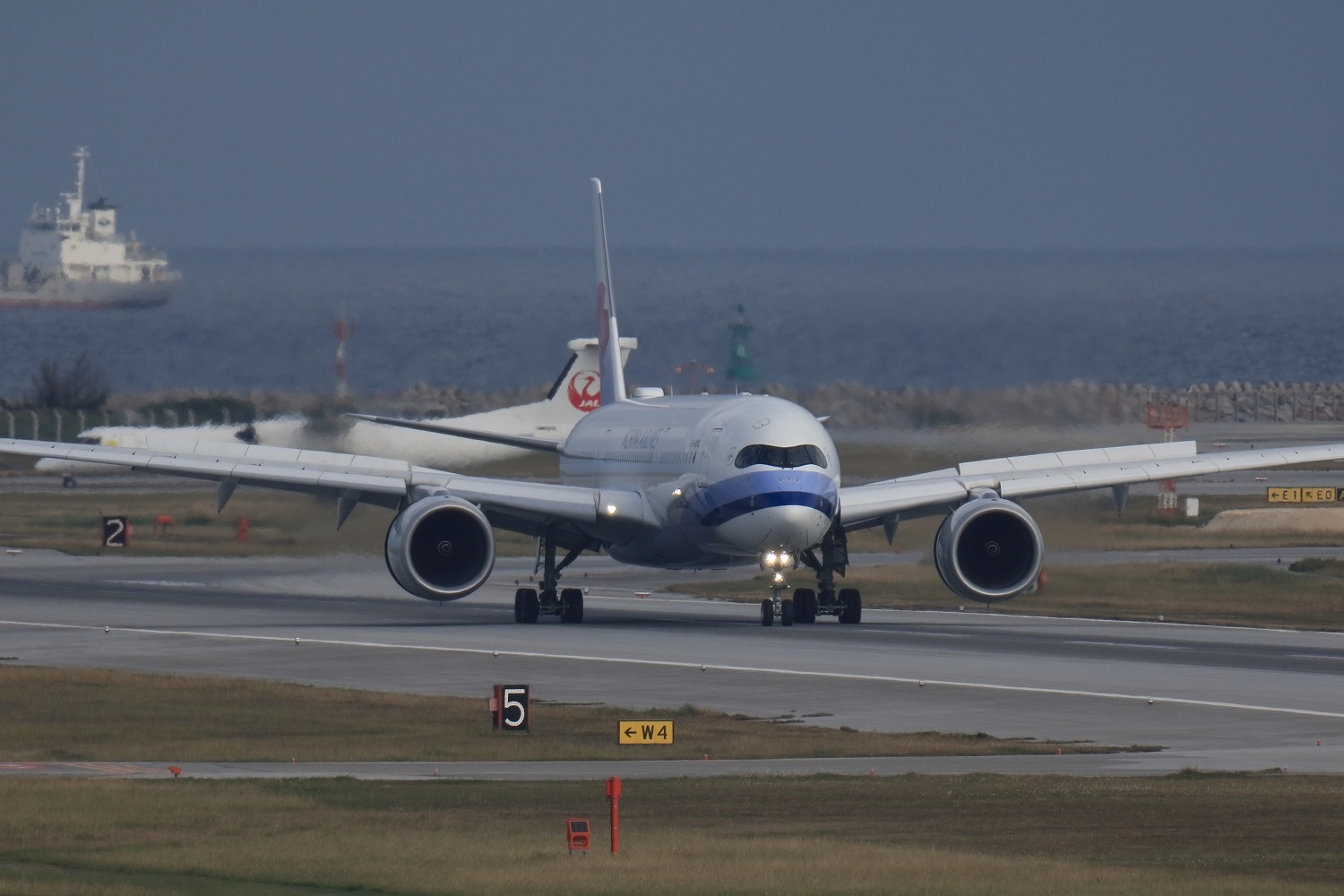 着陸直後　　A350　　チャイナエアライン（CI）_b0313338_18314825.jpg