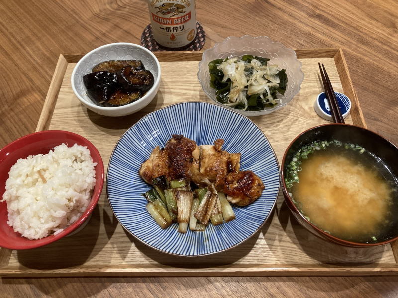 献立 鶏むね肉と長ねぎの照焼き 茄子の豆板醤焼き ワカメと玉ねぎのサラダ 豆腐のお味噌汁 ビール Kajuの 今日のお料理 簡単レシピ