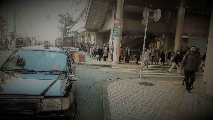 12月26日10時半 柏駅西口にある柏高島屋の1階入り口 ズーと並ぶ人また人 福袋をゲットするためらしい 私は今日の集まりに来る 子ども 達へのプレゼント チョコ を買った 街の賑わいは いいなあ 平和憲法を世界へ未来へ 12月26日10時半 柏駅西口にある柏高島屋の1階入り口 ズーと並ぶ人また人 福袋をゲットするためらしい 私は今日の集まりに来る 子ども 達へのプレゼント チョコ を買った 街の賑わいは いいなあ 平和憲法を世界へ未来へ