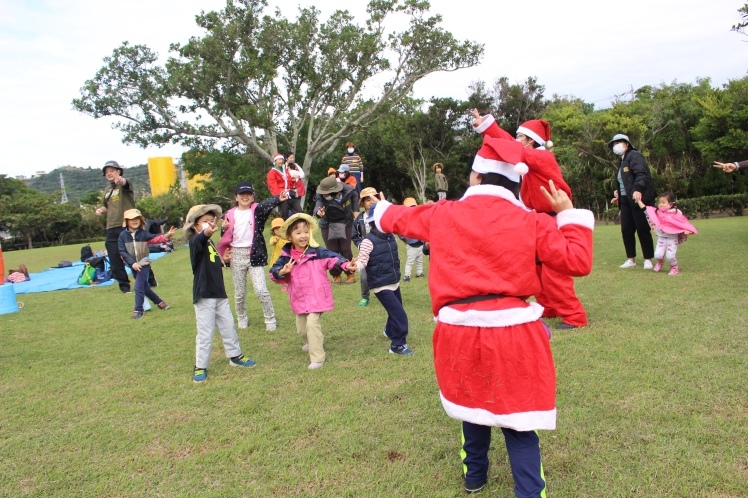 青空ようちえん〔週末〕自然の素材でクリスマスクラフト(12/20)沖縄らしく_d0363878_18574215.jpg