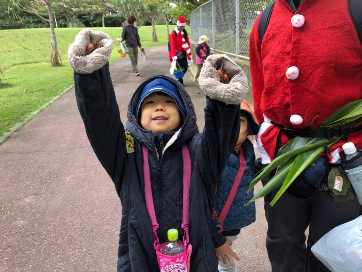 青空ようちえん〔週末〕自然の素材でクリスマスクラフト(12/20)沖縄らしく_d0363878_19473535.jpg