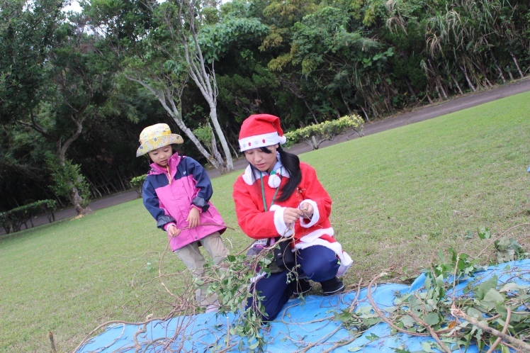 青空ようちえん〔週末〕自然の素材でクリスマスクラフト(12/20)沖縄らしく_d0363878_20021556.jpg