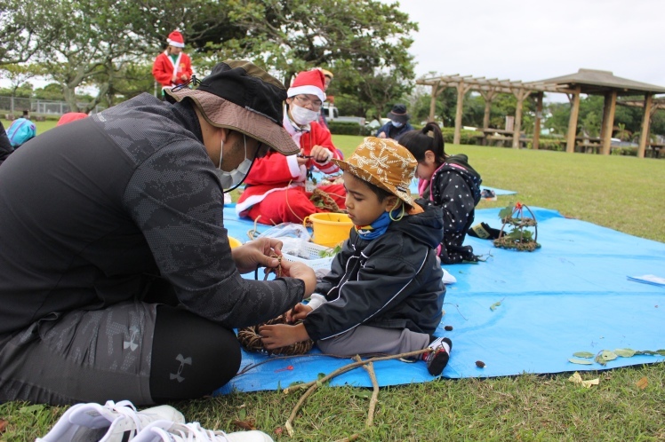 青空ようちえん〔週末〕自然の素材でクリスマスクラフト(12/20)沖縄らしく_d0363878_20021965.jpg