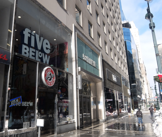 コロナ禍でも成長する米国で注目のお店、Five Below（ファイブ・ビロウ）、ニューヨーク五番街店_b0007805_05100327.jpg