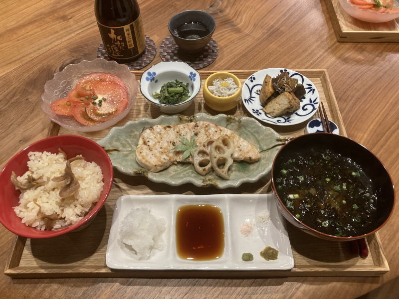 献立 マカジキのステーキ蓮根グリル添え トマトサラダ 春菊の胡麻和え しらすおろしポン酢 茄子と厚揚げの麻婆炒め あおさのお味噌汁 舞茸ごはん 日本酒 Kajuの 今日のお料理 簡単レシピ