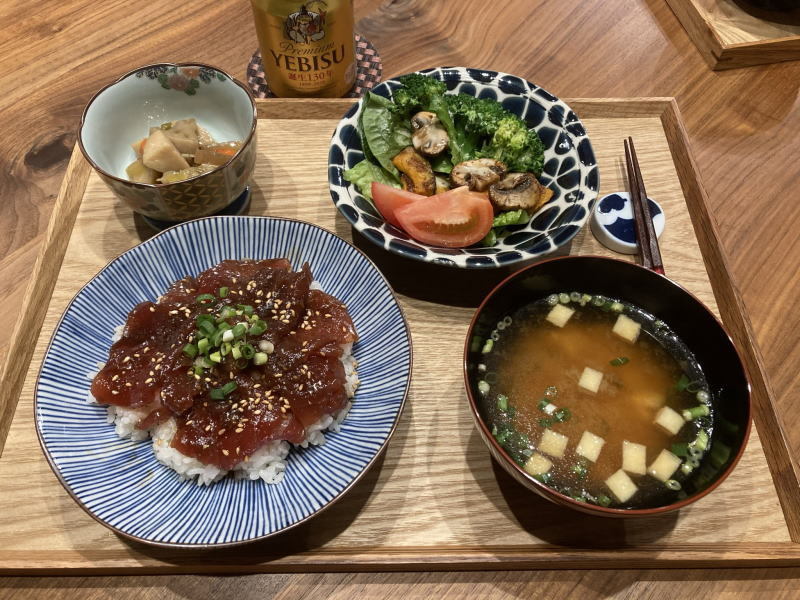 献立 マグロの漬け丼 根菜の煮物 かぼちゃとマッシュルームとブロッコリーのサラダ 豆腐と油揚げのお味噌汁 ビール Kajuの 今日のお料理 簡単レシピ