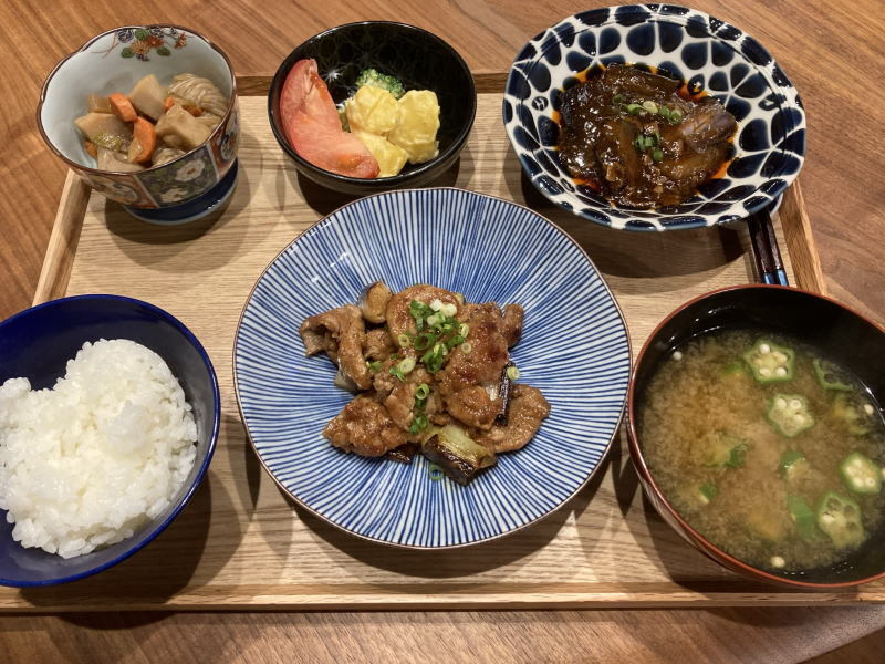 献立 豚肉と長ねぎのめんつゆ炒め 根菜の煮物 じゃがいもとブロッコリーのマヨサラダにトマト 麻婆茄子 オクラのお味噌汁 Kajuの 今日のお料理 簡単レシピ