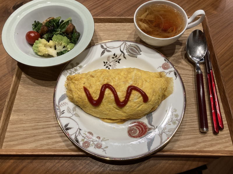 献立 オムライス ケールとマッシュルームとロマネスコとミニトマトのサラダ 具沢山野菜スープ Kajuの 今日のお料理 簡単レシピ