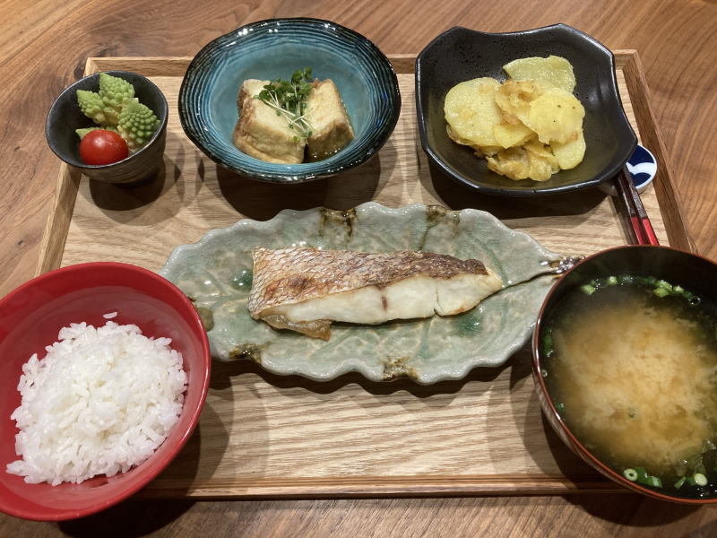 献立 真鯛の塩焼き ロマネスコとミニトマトのサラダ 厚揚げの揚げ出し豆腐 じゃがいものバターソテー 大根のお味噌汁 Kajuの 今日のお料理 簡単レシピ 献立 真鯛の塩焼き ロマネスコとミニトマトのサラダ 厚揚げの揚げ出し豆腐 じゃがいものバターソテー 大根のお味噌汁 Kajuの 今日のお料理 簡単レシピ