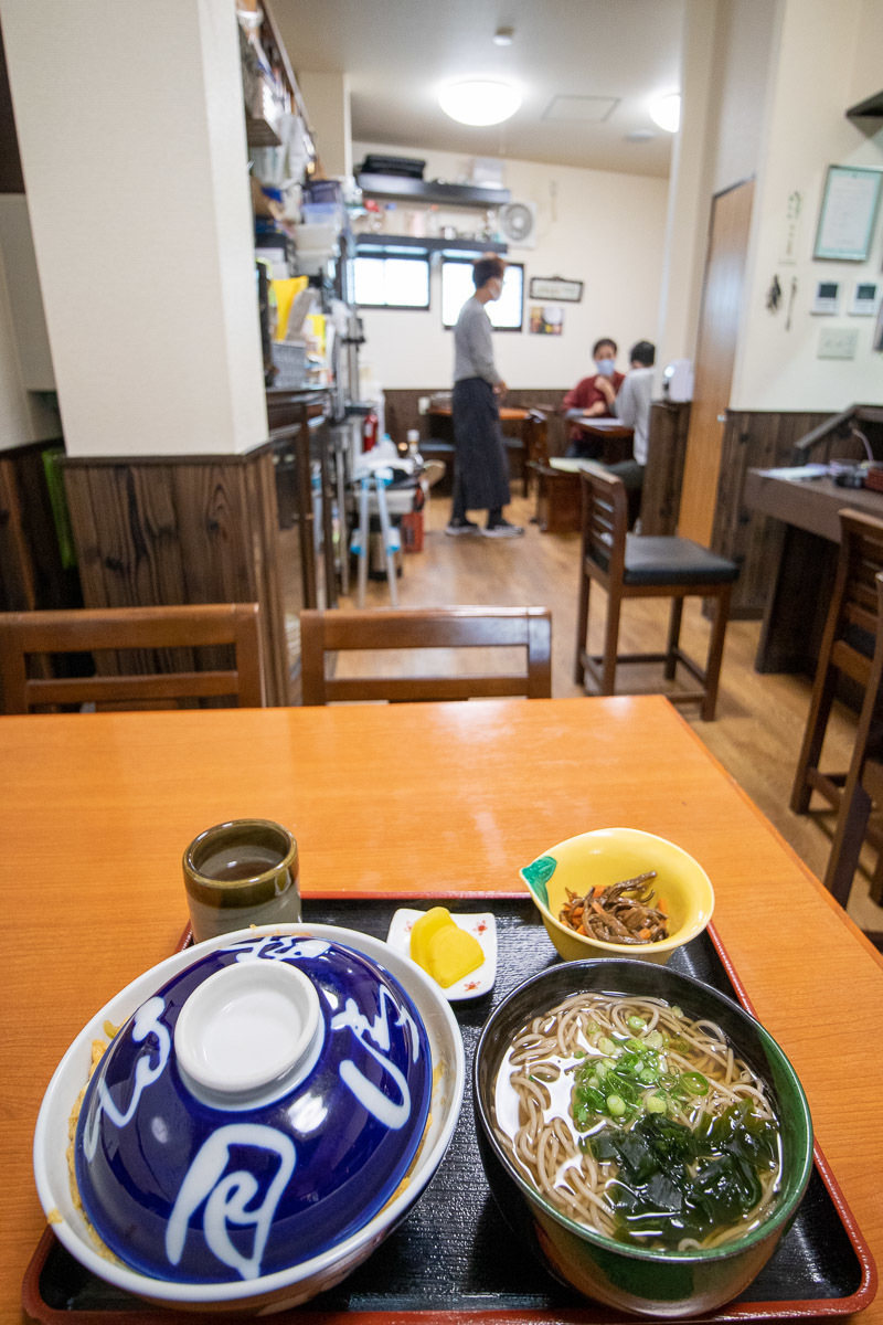 そば処居酒屋 江戸家で、カツ丼と蕎麦のセット_a0077663_16115832.jpg