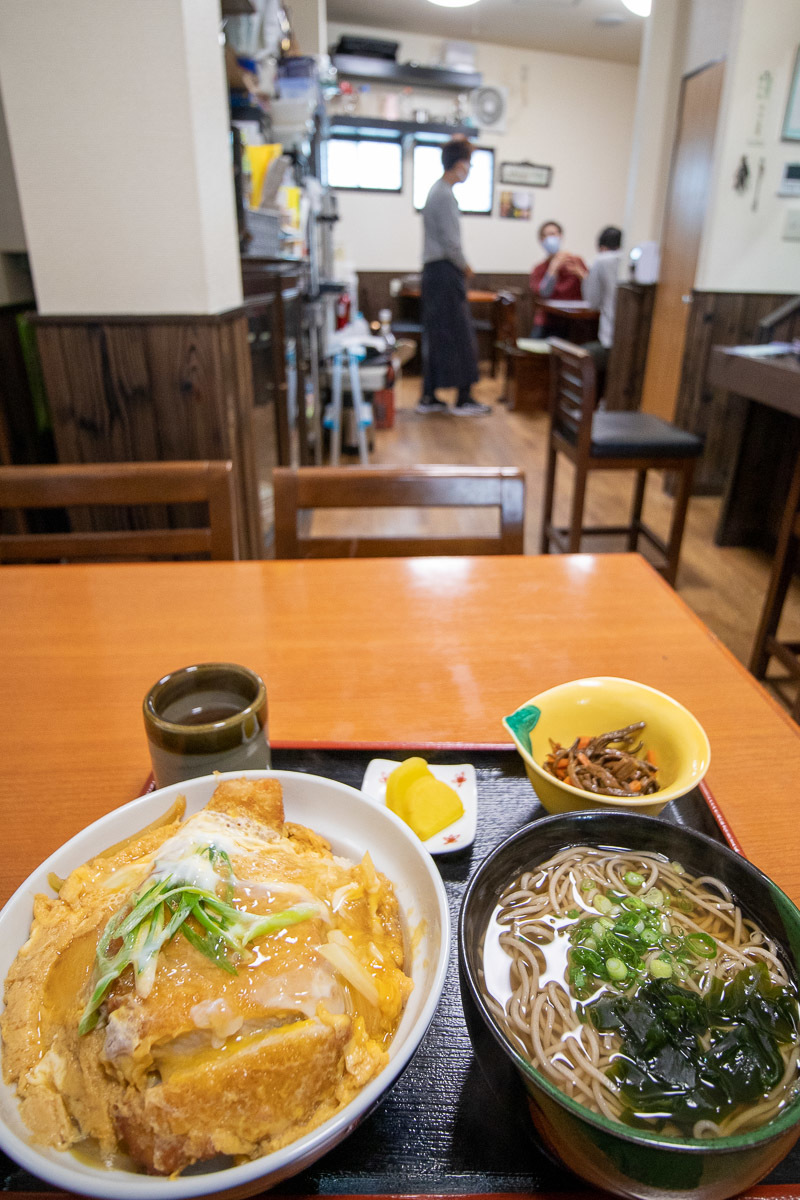 そば処居酒屋 江戸家で、カツ丼と蕎麦のセット_a0077663_16115861.jpg