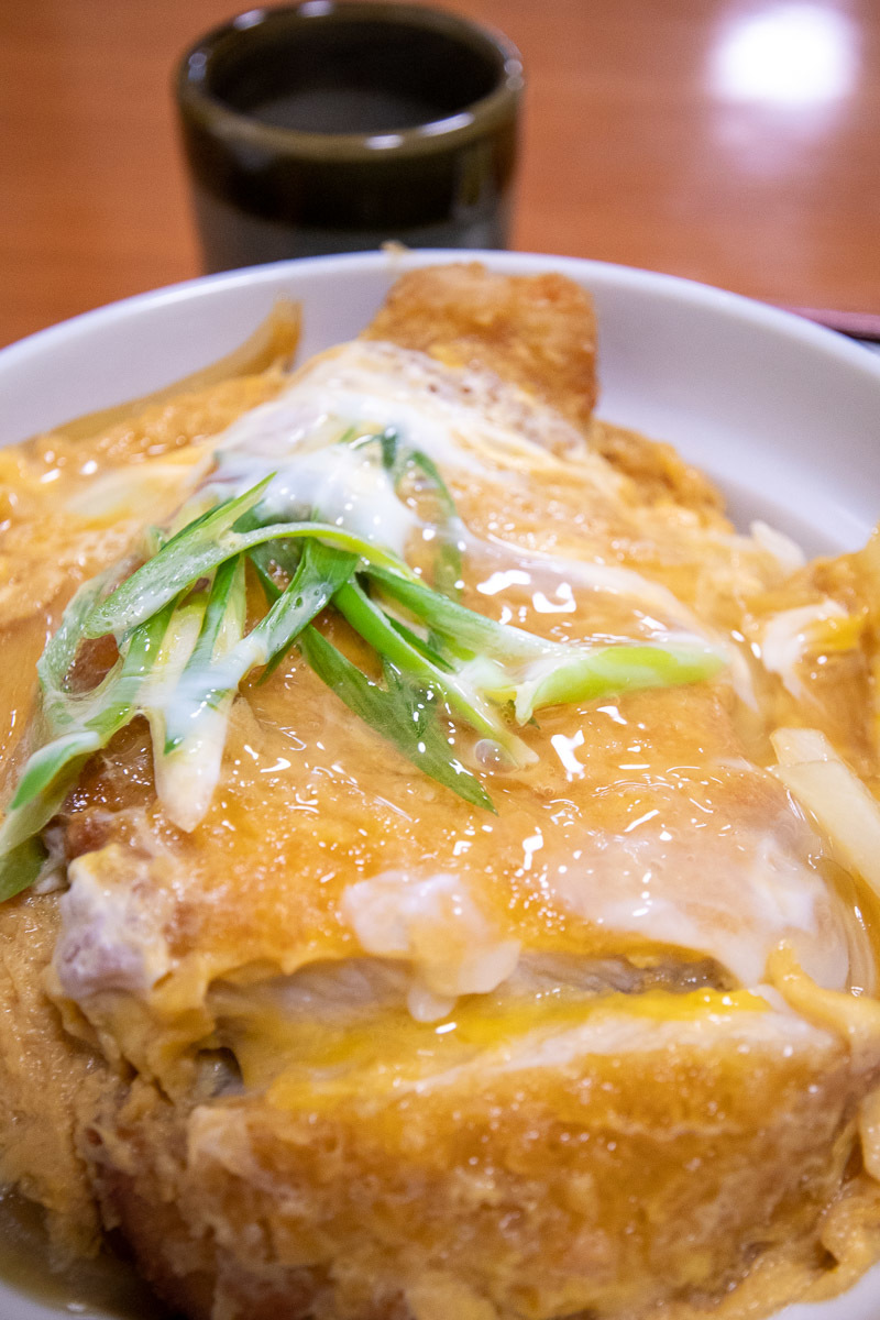 そば処居酒屋 江戸家で、カツ丼と蕎麦のセット_a0077663_16121308.jpg