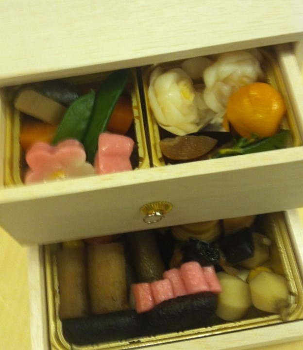 おせち料理(鯉之助さんの煮物重)_b0206085_00394287.jpg