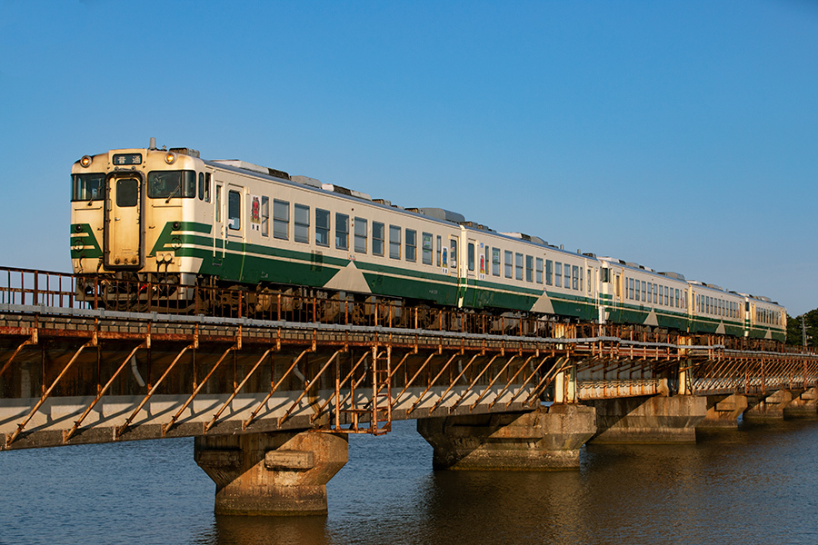 男鹿線 夕刻を行く5連_f0304764_14383490.jpg