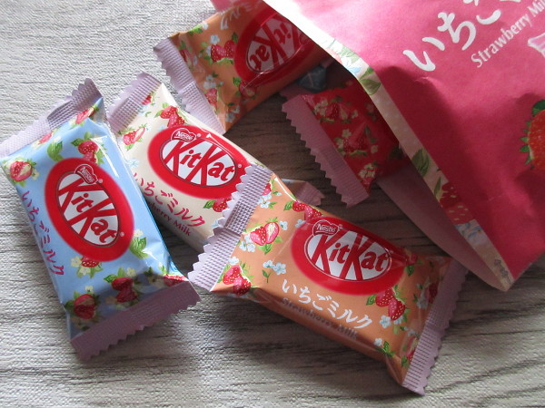【Nestle】Kit Kat（キットカット）ミニ いちごミルク味_c0152767_20011288.jpg
