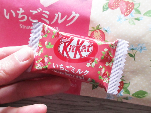 【Nestle】Kit Kat(キットカット)ミニ いちごミルク味_c0152767_20025417.jpg