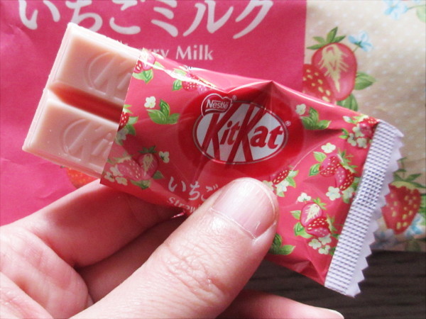 【Nestle】Kit Kat（キットカット）ミニ いちごミルク味_c0152767_20035397.jpg