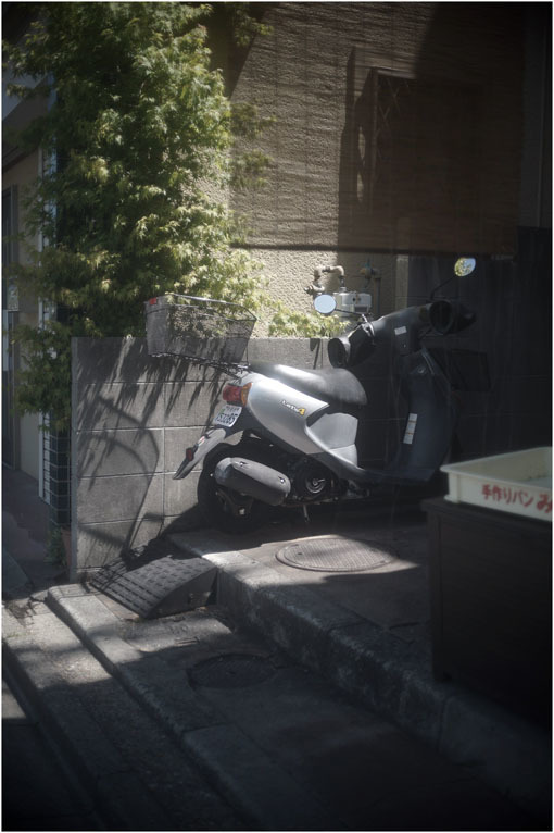 2209 超限戦(2020年5月28日スピードパンクロ40mmF2が奈良町の裏道伝いに)もう開戦?_b0226423_14523444.jpg