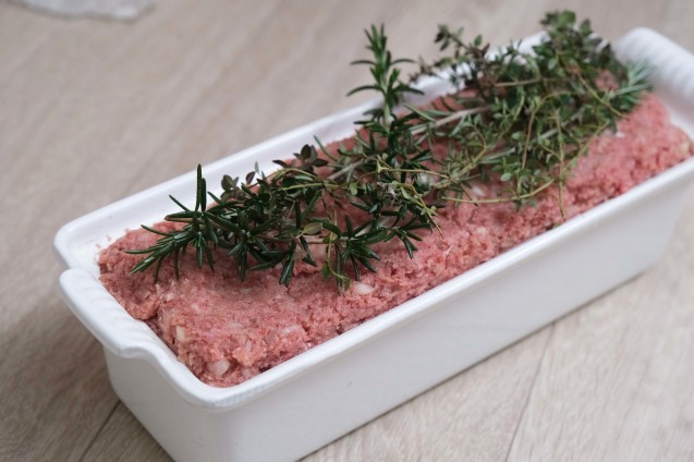 ル・クルーゼ28cmテリーヌ型で焼く「ミートローフ」 : 登志子の ル・クルーゼ28cmテリーヌ型で焼く「ミートローフ」 : 登志子の