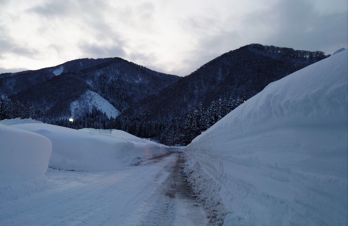利賀村は雪の壁がいちだんと高くなりましたが いつもの生活 山村留学の町や村からー山本光則 利賀村は雪の壁がいちだんと高くなりましたが いつもの生活 山村留学の町や村からー山本光則